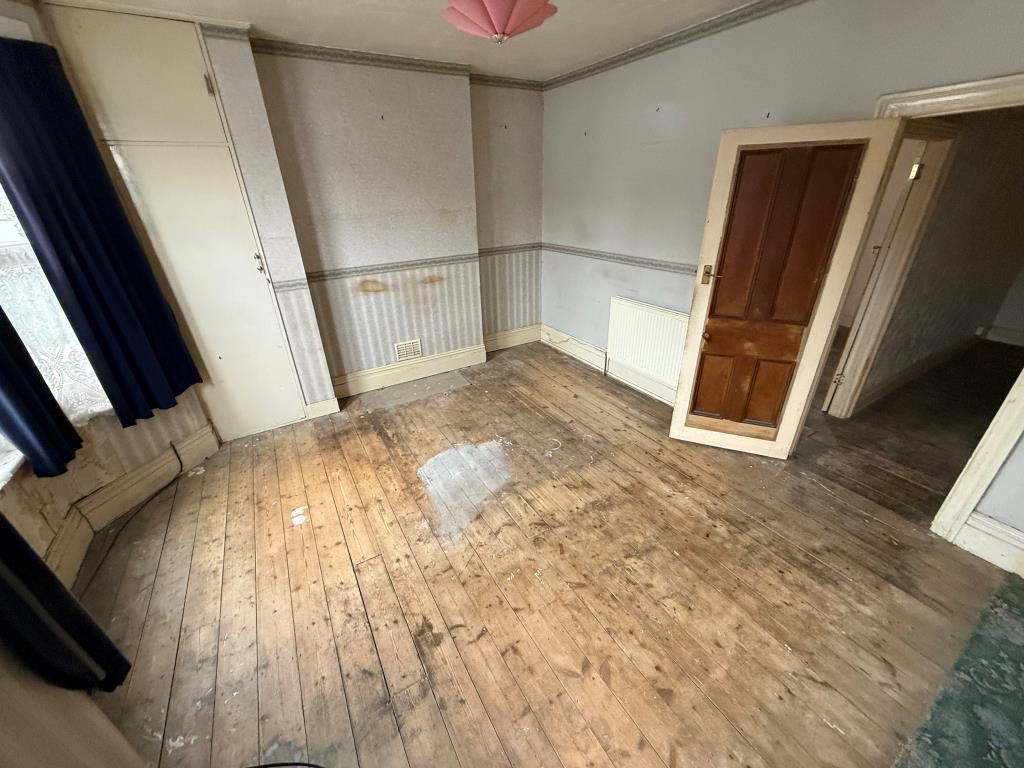 Lot: 125 - MID-TERRACE HOUSE FOR IMPROVEMENT - Front bedroom